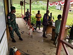 Gotong Royong Babinsa Okbibab dan Warga Bersihkan Kantor Distrik