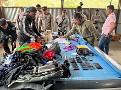 Gelar Razia, Polisi Temukan 8 Unit HT Diduga Milik KKB Gelar Razia, Polisi Temukan 8 Unit HT Diduga Milik KKB