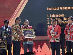 Puncak Jaya Terima Penghargaan Kabupaten Terbaik Realisasi Peningkatan PAD Tertinggi 2022
