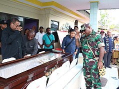 Istri Bupati Mamberamo Raya Tutup Usia, Dandim 1702/JWY Hadiri Prosesi Pemakaman Istri Bupati Mamberamo Raya Tutup Usia, Dandim 1702/JWY Hadiri Prosesi Pemakaman