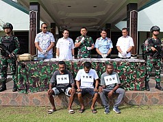 Satgas Pamwiltasrat Yonif 132/BS Kembali Amankan Warga PNG Hendak Selundupkan Ganja Satgas Pamwiltasrat Yonif 132/BS Kembali Amankan Warga PNG Hendak Selundupkan Ganja