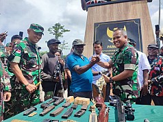 Wujud Kesetiaan Terhadap NKRI, Mantan Petinggi TPN/OPM Serahkan 6 Pucuk Senjata dan Munisi Wujud Kesetiaan Terhadap NKRI, Mantan Petinggi TPN/OPM Serahkan 6 Pucuk Senjata dan Munisi