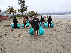 Kantor Berita Antara Biro Papua Gelar Aksi Pembersihan Sampah Plastik di Pantai Holtekamp Jayapura Kantor Berita Antara Biro Papua Gelar Aksi Pembersihan Sampah Plastik di Pantai Holtekamp Jayapura