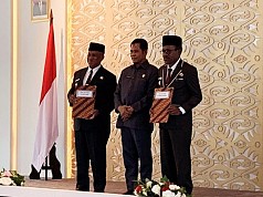Plh Gubernur Papua Serahkan SK Perpanjangan Jabatan Pj Wali Kota Jayapura dan Bupati Sarmi Plh Gubernur Papua Serahkan SK Perpanjangan Jabatan Pj Wali Kota Jayapura dan Bupati Sarmi