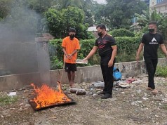 Polisi Bersama Tersangka Musnahkan Barang Bukti Ganja Seberat 2,3 Kg di Jayapura