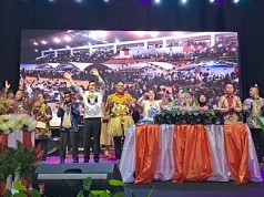 Ribuan Warga Hadiri HUT Kota Senja, Gubernur Waterpauw: Kepada Basudara Semua Teruslah Berkarya dan Bangun Tanah Ini Ribuan Warga Hadiri HUT Kota Senja, Gubernur Waterpauw: Kepada Basudara Semua Teruslah Berkarya dan Bangun Tanah Ini