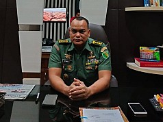 Kodam Cenderawasih Klarifikasi Foto Viral Anggota TNI Berpose di Depan Gereja Kingmi Mapenduma