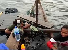 Diterjang Ombak, Perahu Yang Ditumpangi Guru dan Siswa Karam Ditengah Laut Diterjang Ombak, Perahu Yang Ditumpangi Guru dan Siswa Karam Ditengah Laut