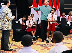 Berjumpa Pelajar Papua, Presiden Jokowi Berikan Kuis Matematika Berhadiah Sepeda