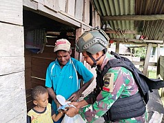 Satgas Yonif 133/YS Gelar Aksi Sosial Bagikan Sembako Gratis Kepada Masyarakat Satgas Yonif 133/YS Gelar Aksi Sosial Bagikan Sembako Gratis Kepada Masyarakat