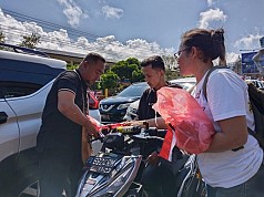 Jurnalis Kabupaten Jayapura Bagikan Ratusan Bendera Merah Putih Kepada Pengendara Jurnalis Kabupaten Jayapura Bagikan Ratusan Bendera Merah Putih Kepada Pengendara