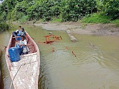 Meja dan Kursi Bantuan Dinas Pendidikan Kabupaten Jayapura Dibuang Warga ke Sungai