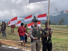 Semangat Kemerdekaan, Satgas Damai Cartenz Bersama Masyarakat Kibarkan Bendera Merah Putih di Kiwirok