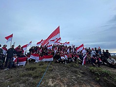 TNI Bersama Masyarakat Gelar Upacara dan Bentangkan Bendera Raksasa Diatas Puncak Gunung Enarotali TNI Bersama Masyarakat Gelar Upacara dan Bentangkan Bendera Raksasa Diatas Puncak Gunung Enarotali