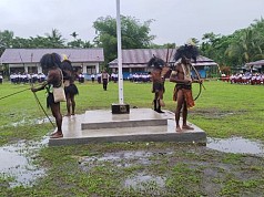 Di Waropen, Sang Merah Putih yang Dikibarkan saat Upacara Kemerdekaan Dijaga Masyarakat Adat  Di Waropen, Sang Merah Putih yang Dikibarkan saat Upacara Kemerdekaan Dijaga Masyarakat Adat