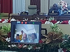 Lukas Enembe Hadir Virtual saat Sidang Usulan Pemberhentian Gubernur Papua di DPRP, Tangis pun Pecah