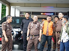 Kejari Jayapura Tetapkan Tersangka Seorang Karyawan Bank Diduga Salahgunakan Uang Nasabah Rp1,4 Milliar Kejari Jayapura Tetapkan Tersangka Seorang Karyawan Bank Diduga Salahgunakan Uang Nasabah Rp1,4 Milliar