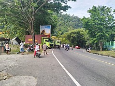 Diduga Rem Blong Truk Tronton Mundur Hantam Mobil, Tiang Listrik dan Lapak Pinang Diduga Rem Blong Truk Tronton Mundur Hantam Mobil, Tiang Listrik dan Lapak Pinang