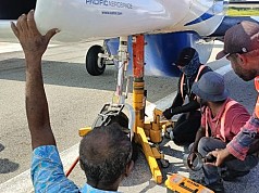 Pesawat Tariku Gagal Lepas Landas di Bandara Nabire Pesawat Tariku Gagal Lepas Landas di Bandara Nabire
