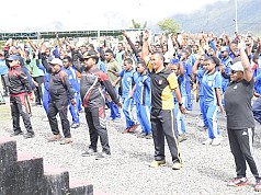 Senam Bersama Guru, Semarakkan HGN dan Hut PGRI ke-78 di Puncak Jaya