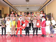 Polda Papua Berbagi Kado Natal kepada Masyarakat di Kabupaten Jayapura Polda Papua Berbagi Kado Natal kepada Masyarakat di Kabupaten Jayapura