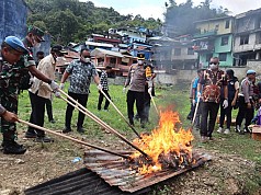 Kapolresta Jayapura Bersama Forkopimda Lakukan Pemusnahan Barang Bukti Miras dan Narkoba Kapolresta Jayapura Bersama Forkopimda Lakukan Pemusnahan Barang Bukti Miras dan Narkoba
