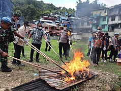 Kapolresta Jayapura Bersama Forkopimda Lakukan Pemusnahan Barang Bukti Miras dan Narkoba