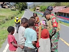 Kasih Natal Babinsa Koramil Ilu untuk Anak anak Distrik Nioga Kasih Natal Babinsa Koramil Ilu untuk Anak anak Distrik Nioga