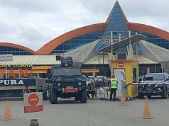 Pengamanan di Bandara Sentani Diperketat Jelang Pemulangan Jenazah Lukas Enembe  Pengamanan di Bandara Sentani Diperketat Jelang Pemulangan Jenazah Lukas Enembe