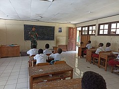 Peduli Pendidikan, Babinsa Mengajar di SD Inpres Distrik Ilu Puncak Jaya
