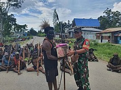 TNI Peduli, Kodim Jayawijaya Serahkan Bantuan Sembako Kepada Warga Terdampak Konflik Sosial