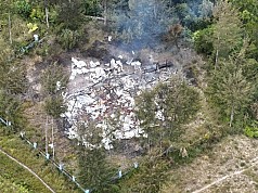 KST Bakar Perumahan Dinas DPRD Intan Jaya, Satgas TNI Bantu Warga Mengungsi KST Bakar Perumahan Dinas DPRD Intan Jaya, Satgas TNI Bantu Warga Mengungsi