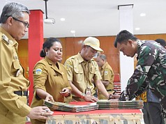 Pj Bupati Puncak Jaya Tandatangani NPHD 2024, Totalnya Rp116 Miliar Pj Bupati Puncak Jaya Tandatangani NPHD 2024, Totalnya Rp116 Miliar