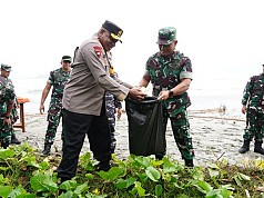 Kodam Cenderawasih Gelar Aksi Penanaman Pohon Kelapa dan Bersih Sampah di Pantai Holtekamp Jayapura
