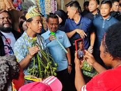 Kampanye di Papua, Cawapres Gibran Kunjungi Pasar Pharaa Sentani Kampanye di Papua, Cawapres Gibran Kunjungi Pasar Pharaa Sentani