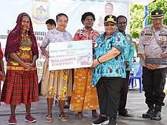Tekan Inflasi, Pemprov Papua Tengah Beri Bantuan Alat Pertanian dan Box Kontainer Tekan Inflasi, Pemprov Papua Tengah Beri Bantuan Alat Pertanian dan Box Kontainer