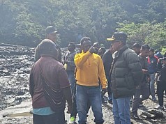 Jembatan Gurage Puncak Jaya Hanyut Diterjang Banjir Bandang, Pendistribusian Logistik Pemilu Terhambat Jembatan Gurage Puncak Jaya Hanyut Diterjang Banjir Bandang, Pendistribusian Logistik Pemilu Terhambat