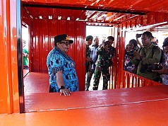 Tangisan Bahagia Mama Papua Tengah, Usai Terima Box Kontainer  dari Pj Gubernur