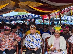 Pj Gubernur Papua Tengah Hadiri HUT PI di Pulau Mansinam, Serahkan Bantuan Rp1 Miliar dan Speedboat