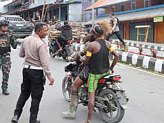 Razia Aparat Gabungan di Puncak Jaya Berhasil Amankan Puluhan Sajam dan Panah Razia Aparat Gabungan di Puncak Jaya Berhasil Amankan Puluhan Sajam dan Panah