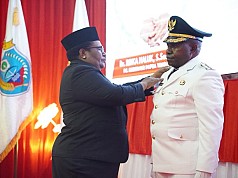 Elimelek Edowai Dilantik Sebagai Penjabat Bupati Deiyai Elimelek Edowai Dilantik Sebagai Penjabat Bupati Deiyai