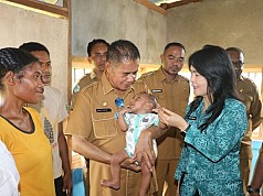 Pj Gubernur Papua dan Ketua TP PKK Kunjungi Bayi Stunting di Doyo Kabupaten Jayapura