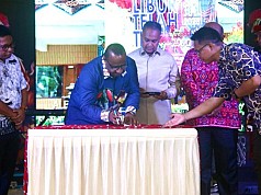 Kolaborasi Pemprov Papua dan Papua Pegunungan Kembangkan Seni Budaya dan UMKM di Anjungan TMII Kolaborasi Pemprov Papua dan Papua Pegunungan Kembangkan Seni Budaya dan UMKM di Anjungan TMII