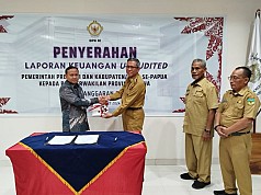 Pj Bupati Puncak Jaya Serahkan LKPD UnauditedJ TA 2023 Kepada BPK Papua