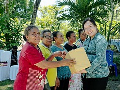 TP-PKK Papua Tengah Berbagi Kasih dengan Ibu Lansia di Nabire TP-PKK Papua Tengah Berbagi Kasih dengan Ibu Lansia di Nabire