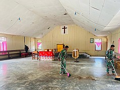 Babinsa Pos Ramil Fawi Bersama Warga Gotong Royong Membersihkan Gereja