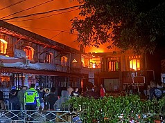 9 Unit Ruko dan 1 Cafe di Nabire Ludes Dilahap Si Jago Merah 9 Unit Ruko dan 1 Cafe di Nabire Ludes Dilahap Si Jago Merah