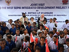 Menlu RI-PNG Kunjungi SD di Perbatasan Wutung Papua Menlu RI-PNG Kunjungi SD di Perbatasan Wutung Papua