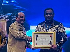 Tuntaskan 100 Persen Dana Hibah Pemilukada, Pemprov Papua Tengah Diberi Penghargaan Kemendagri Tuntaskan 100 Persen Dana Hibah Pemilukada, Pemprov Papua Tengah Diberi Penghargaan Kemendagri
