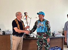 Satgas Indobatt Bersilaturahmi dengan Kepala Pemerintahan Suwwanan Lebanon Selatan Satgas Indobatt Bersilaturahmi dengan Kepala Pemerintahan Suwwanan Lebanon Selatan